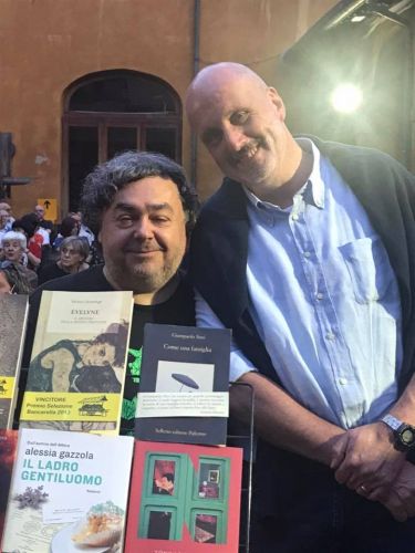 Marco Scardigli con Luca Crovi alla presentazione dei finalisti Premio Selezione Bancarella presso la Biblioteca di Sesto San Giovanni il 10 giugno